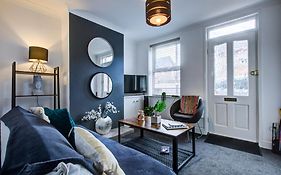 'Number 11' Central Colchester - Super Convenient 2 X Double Bed 1 X Single Bed Cottage Plus Office & Garden, 8 Min Walk Nth Station & Town Ctr, 2 Min Walk Local Shops & Restaurants